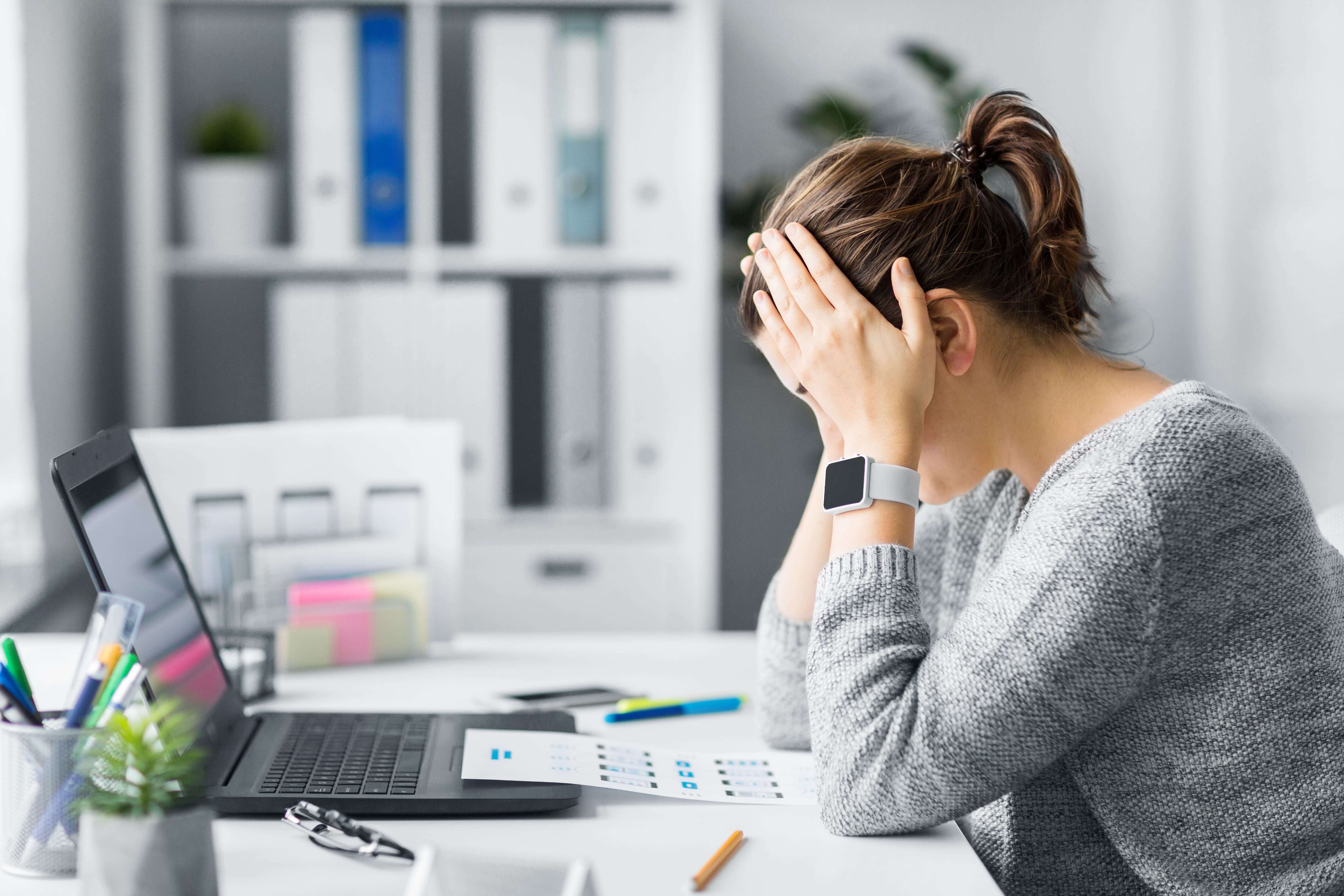 ストレスを感じている女性のイメージ