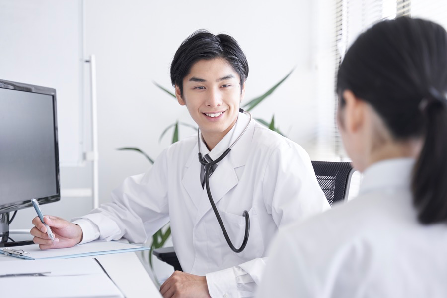 カウンセリングをする医師